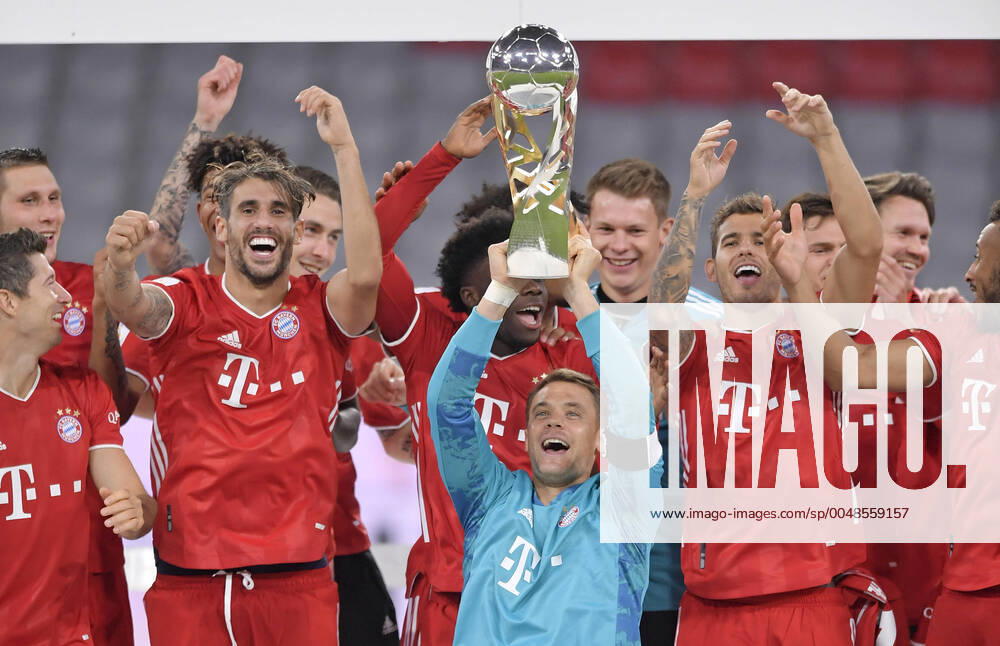 FC Bayern - Borussia Dortmund 30.09.2020, Fussball DFL-Supercup 2020, FC Bayern München - Borussia Dortmund, in der Allianz-Arena München. FC Bayern München feiert den Gewinn des Supercup, Torwart Manuel Neuer (mi., Bayern München) mit dem Supercup Pokal Foto: Bernd Feil M.i.S. Pool Nur für journalistische Zwecke! Only for editorial use! Gemäß den Vorgaben der DFL Deutsche Fußball Liga ist es untersagt, in dem Stadion und oder vom Spiel angefertigte Fotoaufnahmen in Form von Sequenzbildern und oder videoähnlichen Fotostrecken zu verwerten bzw. verwerten zu lassen. DFL regulations prohibit any use of photographs as image sequences and or quasi-video. National and international NewsAgencies OUT. München Allianz-Arena Bayern Deutschland