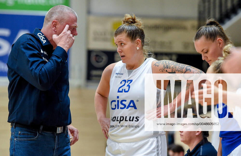 Peter Kortmann (Head Coach, GISA Lions SV Halle) gibt Klaudia Grudzien (23, GISA Lions SV Halle) Anweisungen im Testspiel der GISA Lions SV Halle vs. TK Hannover Basketball - 1. Bundesliga - ERDGAS Sportarena Halle (Saale) 03.10.2020 Foto: Holger John Halle Sachsen-Anhalt Deutschland