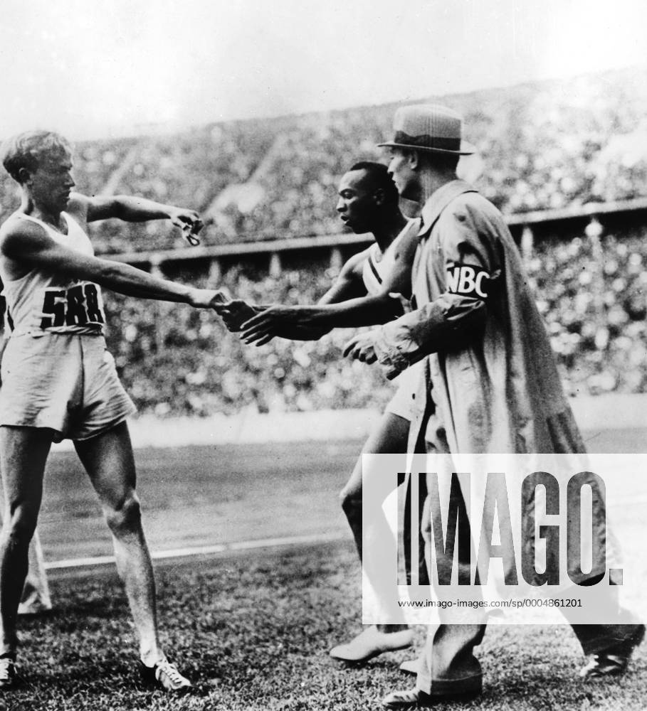 1936; Berlin, Jesse Owens (USA, Mitte) und Lennart Strandberg (Schweden), die während der Spiele Sportgeschichte schrieben, indem sie Freundschaft schlossen und Fairness Vorbilder waren angesichts nationalsozialistischer Rassenpolitik - ZUMAk09