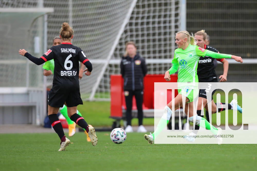 Leverkusen, Deutschland, 04.10.2020, Frauen Bundesliga Flyeralarm, 4. Spieltag, Bayer 04 Leverkusen - VfL Wolfsburg, Henrike Sahlmann (B04), Karina Saevik (Wolfsburg) (