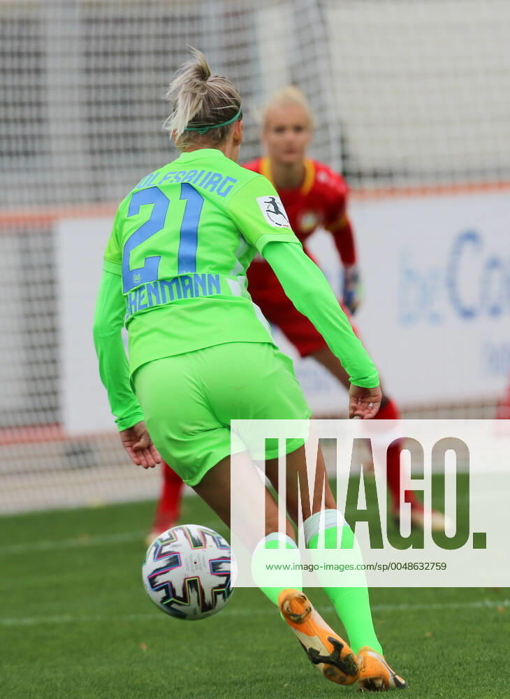 Leverkusen, Deutschland, 04.10.2020, Frauen Bundesliga Flyeralarm, 4. Spieltag, Bayer 04 Leverkusen - VfL Wolfsburg, Lara Dickenmann (Wolfsburg), Torhueterin Anna Klink (B04) (