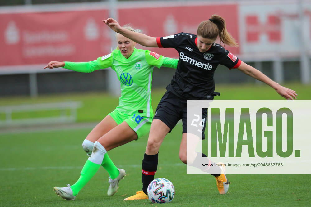 Leverkusen, Deutschland, 04.10.2020, Frauen Bundesliga Flyeralarm, 4. Spieltag, Bayer 04 Leverkusen - VfL Wolfsburg, Karina Saevik (Wolfsburg), Lilla Turanyi (B04) (