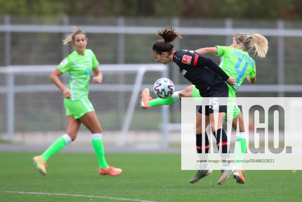 Leverkusen, Deutschland, 04.10.2020, Frauen Bundesliga Flyeralarm, 4. Spieltag, Bayer 04 Leverkusen - VfL Wolfsburg, Ivana Rudelic (B04), Kathrin Hendrich (Wolfsburg) (