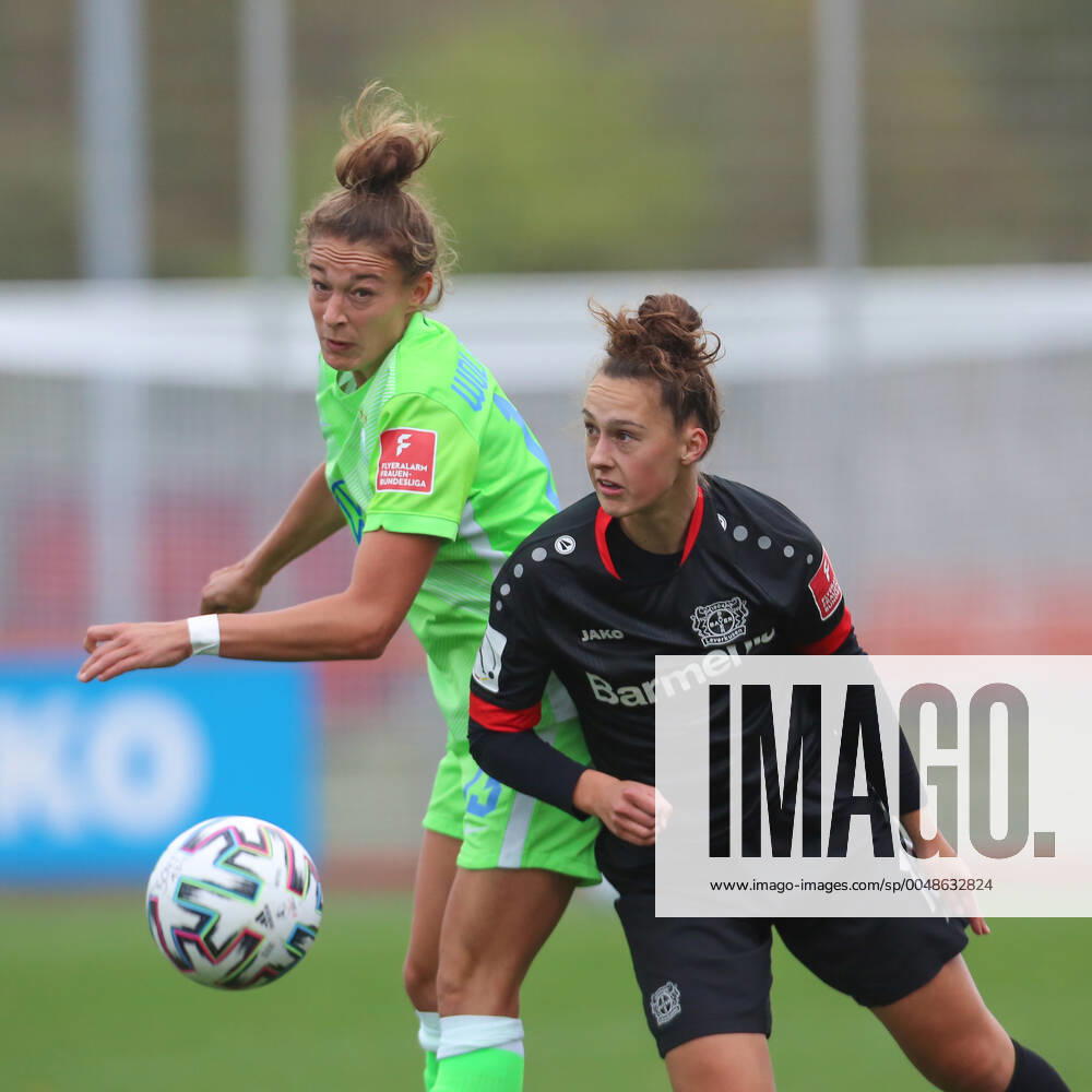 Leverkusen, Deutschland, 04.10.2020, Frauen Bundesliga Flyeralarm, 4. Spieltag, Bayer 04 Leverkusen - VfL Wolfsburg, Felicitas Rauch (Wolfsburg), Gianna Rackow (B04) (