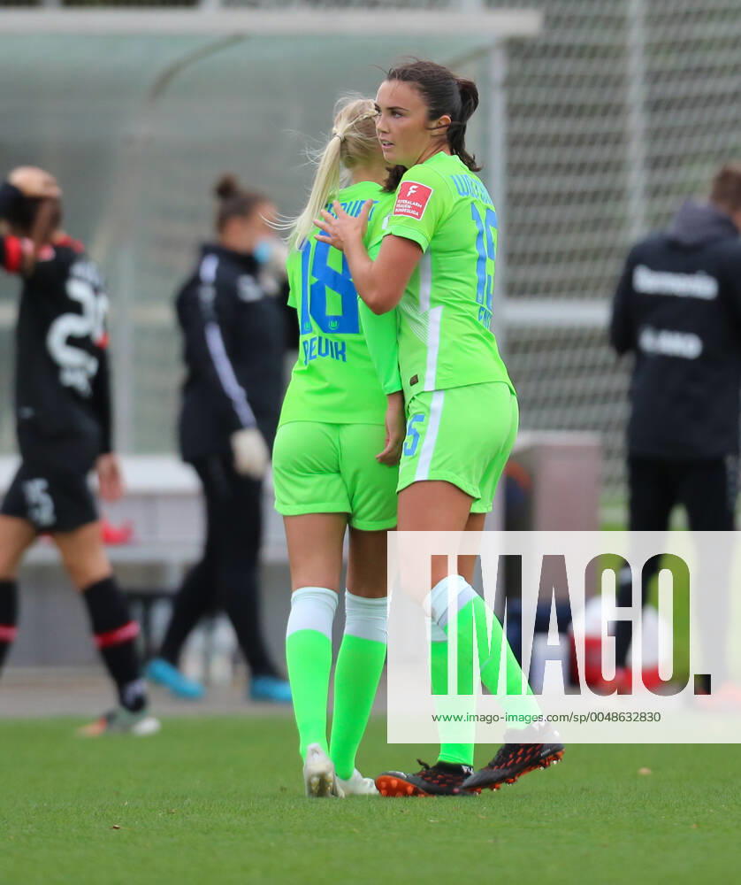 Leverkusen, Deutschland, 04.10.2020, Frauen Bundesliga Flyeralarm, 4. Spieltag, Bayer 04 Leverkusen - VfL Wolfsburg, Karina Saevik (Wolfsburg), Ingrid Syrstad Engen (Wolfsburg) (