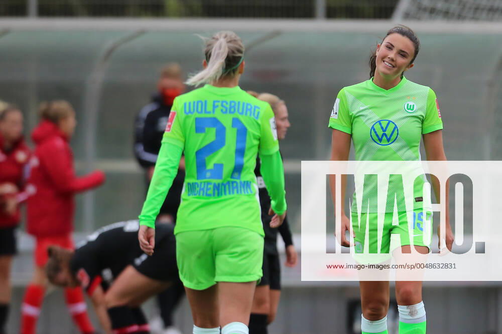 Leverkusen, Deutschland, 04.10.2020, Frauen Bundesliga Flyeralarm, 4. Spieltag, Bayer 04 Leverkusen - VfL Wolfsburg, Lara Dickenmann (Wolfsburg), Ingrid Syrstad Engen (Wolfsburg) (