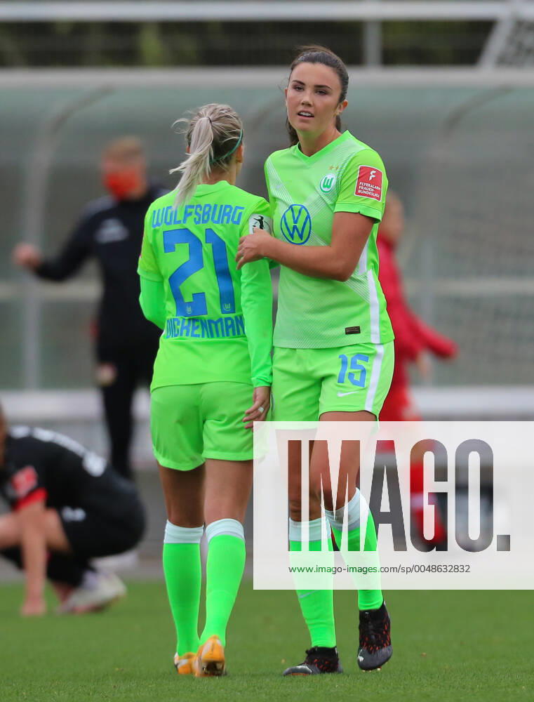 Leverkusen, Deutschland, 04.10.2020, Frauen Bundesliga Flyeralarm, 4. Spieltag, Bayer 04 Leverkusen - VfL Wolfsburg, Lara Dickenmann (Wolfsburg), Ingrid Syrstad Engen (Wolfsburg) (