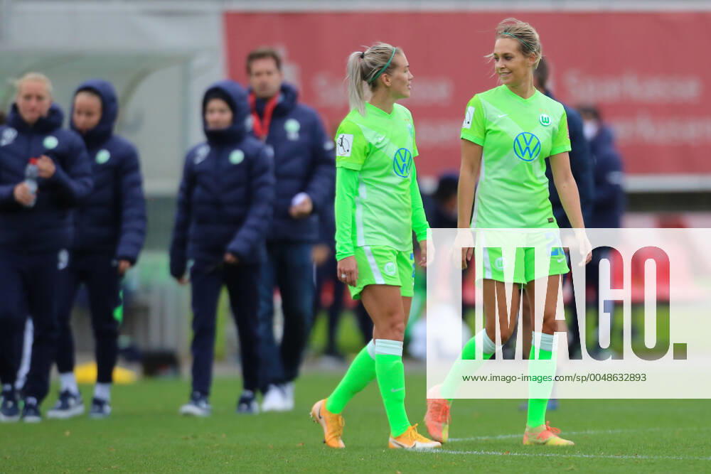 Leverkusen, Deutschland, 04.10.2020, Frauen Bundesliga Flyeralarm, 4. Spieltag, Bayer 04 Leverkusen - VfL Wolfsburg, Lara Dickenmann (Wolfsburg), Lena Goessling (Wolfsburg) (
