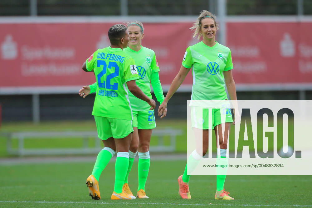 Leverkusen, Deutschland, 04.10.2020, Frauen Bundesliga Flyeralarm, 4. Spieltag, Bayer 04 Leverkusen - VfL Wolfsburg, Shanice Janice van de Sanden (Wolfsburg), Lara Dickenmann (Wolfsburg), Lena Goessling (Wolfsburg) (
