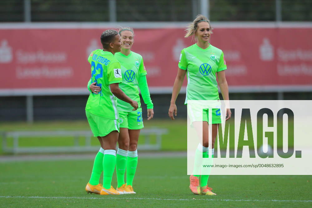 Leverkusen, Deutschland, 04.10.2020, Frauen Bundesliga Flyeralarm, 4. Spieltag, Bayer 04 Leverkusen - VfL Wolfsburg, Shanice Janice van de Sanden (Wolfsburg), Lara Dickenmann (Wolfsburg), Lena Goessling (Wolfsburg) (