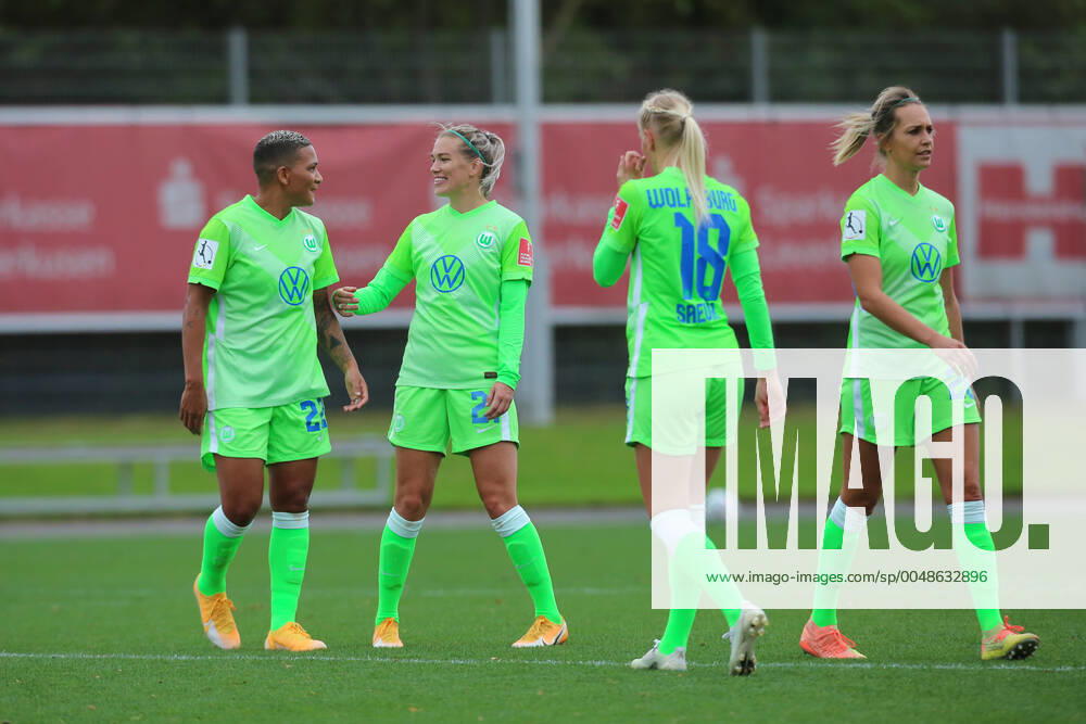 Leverkusen, Deutschland, 04.10.2020, Frauen Bundesliga Flyeralarm, 4. Spieltag, Bayer 04 Leverkusen - VfL Wolfsburg, Shanice Janice van de Sanden (Wolfsburg), Lara Dickenmann (Wolfsburg), Karina Saevik (Wolfsburg), Lena Goessling (Wolfsburg) (