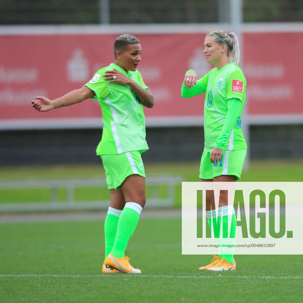 Leverkusen, Deutschland, 04.10.2020, Frauen Bundesliga Flyeralarm, 4. Spieltag, Bayer 04 Leverkusen - VfL Wolfsburg, Shanice Janice van de Sanden (Wolfsburg), Lara Dickenmann (Wolfsburg) (