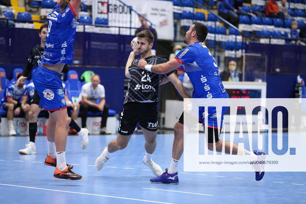 V.l. Jonathan Carlsbogard (TBV Lemgo Lippe 9), Pascal Buehrer (Die Eulen Ludwigshafen 24), Gedeon Guardiola (TBV Lemgo Lippe 30) GER, Handball, 1. Bundesliga, TBV Lemgo Lippe gegen Die Eulen Ludwigshafen, 08.10.2020 Lemgo