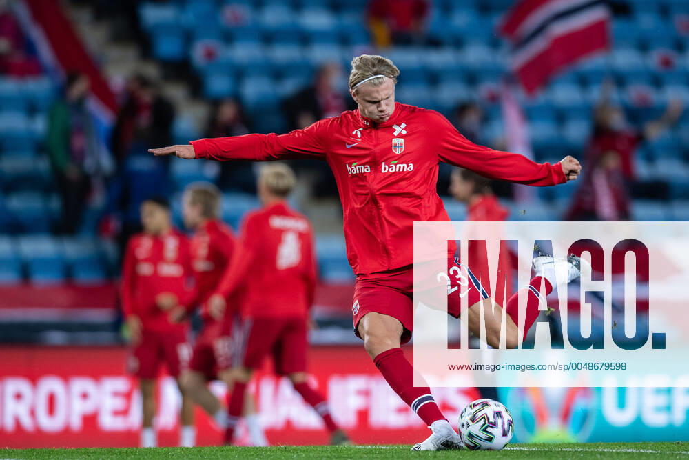 Erling Braut Haaland of Norway ahead of the UEFA EURO, EM, Europameisterschaft,Fussball Qualifier, EM, Europameisterschaft play-off semi-final football match between Norway and Serbia on October 8, 2020 in Oslo. Photo: Vegard Wivestad Grott BILDBYRAN kod VG VG0052 bbeng fotboll football fotball soccer uefa euro qualifier em-kvalifisering em-kvalik playoff semifinale landskamp norge norway serbia serbien srbija