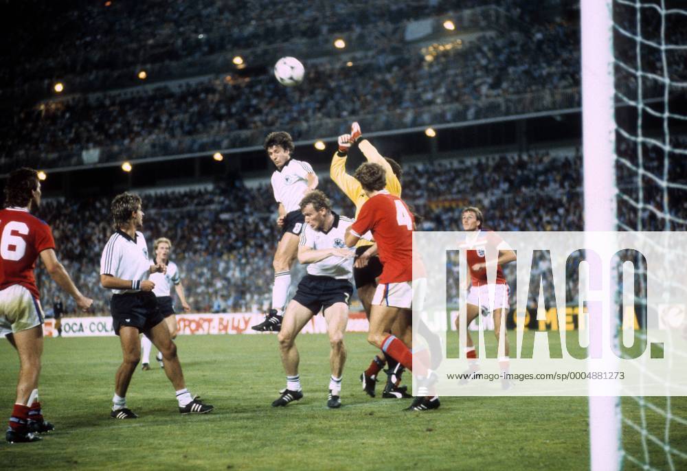 Klaus Fischer (3.v.li.) und Hans Peter Briegel (beide BR Deutschland) gegen Terry Butcher (England, 2.v.re.) Fußball WM Herren WM 1982, Länderspiel, Nationalteam, Nationaltrikot, BRD, BR Deutschland - England 0:0 Gruppe Madrid Dynamik, Kampf,