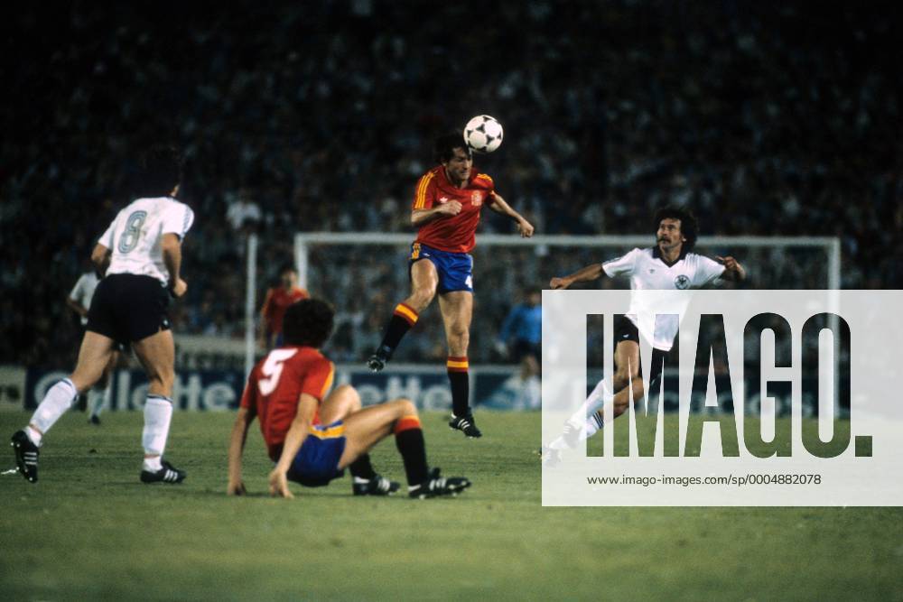 Paul Breitner (BR Deutschland, re.) gegen Miguel Angel Alonso (Spanien) Fußball WM Herren WM 1982, Länderspiel, Nationalteam, Nationaltrikot, BRD, BR Deutschland - Spanien 2:1 Gruppe Madrid Dynamik,