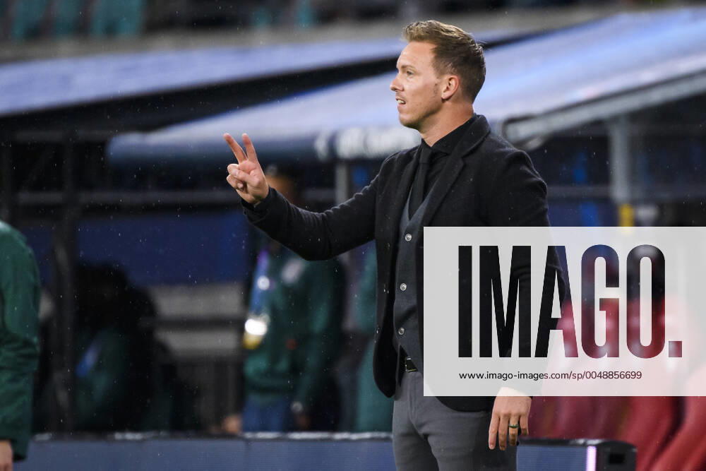 Fussball UEFA Champions League, RB Leipzig - Basaksehir FK, v.l. Trainer Julian Nagelsmann (RB Leipzig) gibt Anweisung, gestikuliert, mit den Armen gestikulieren, gives instructions, gesticulate Leipzig