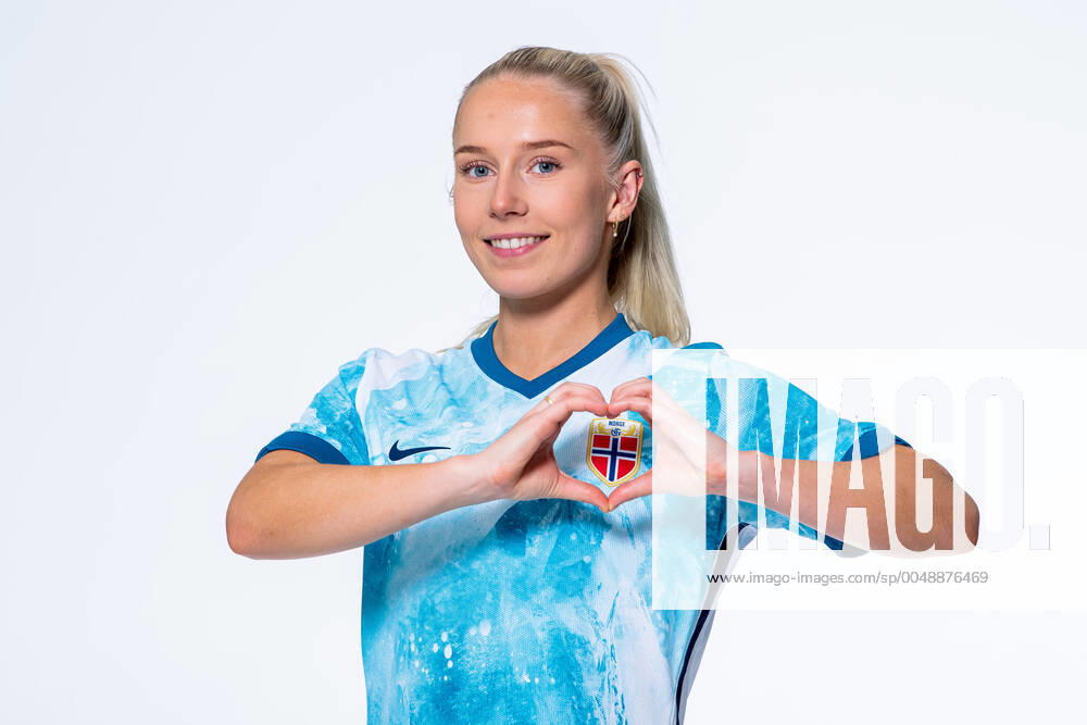 Thea Bjelde of the Norwegian women?s national football team poses for a portrait on October 22, 2020 in Oslo. Photo: Vegard Wivestad Grott BILDBYRAN kod VG VG0061 bbeng fotball fotboll football norge norway a kvinner portrett porträtt portraits dam