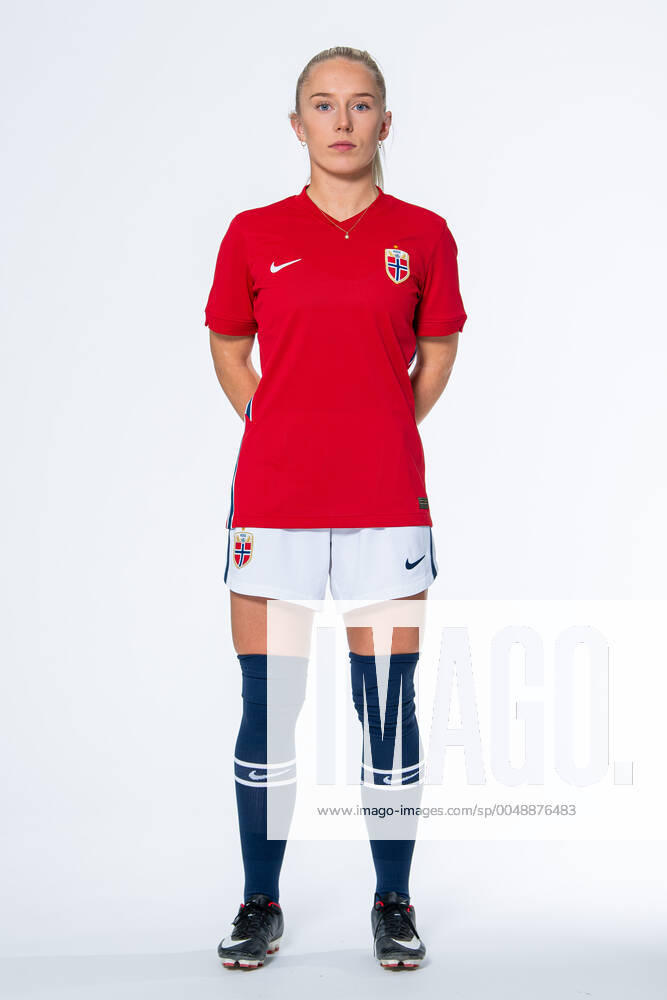 Thea Bjelde of the Norwegian women?s national football team poses for a portrait on October 22, 2020 in Oslo. Photo: Vegard Wivestad Grott BILDBYRAN kod VG VG0061 bbeng fotball fotboll football norge norway a kvinner portrett porträtt portraits dam
