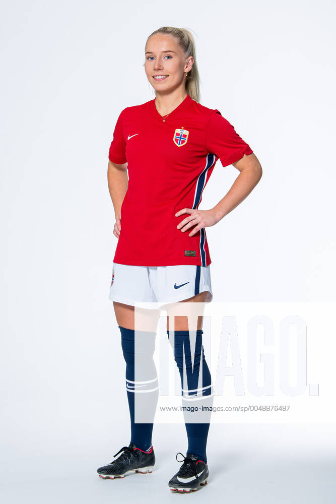 Thea Bjelde of the Norwegian women?s national football team poses for a portrait on October 22, 2020 in Oslo. Photo: Vegard Wivestad Grott BILDBYRAN kod VG VG0061 bbeng fotball fotboll football norge norway a kvinner portrett porträtt portraits dam