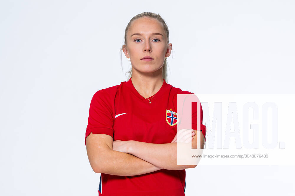 Thea Bjelde of the Norwegian women?s national football team poses for a portrait on October 22, 2020 in Oslo. Photo: Vegard Wivestad Grott BILDBYRAN kod VG VG0061 bbeng fotball fotboll football norge norway a kvinner portrett porträtt portraits dam