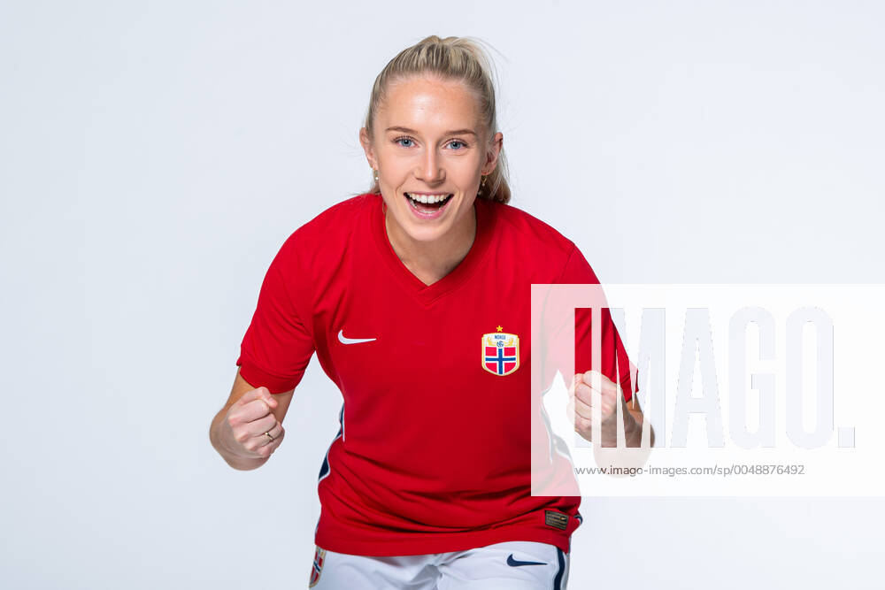 Thea Bjelde of the Norwegian women?s national football team poses for a portrait on October 22, 2020 in Oslo. Photo: Vegard Wivestad Grott BILDBYRAN kod VG VG0061 bbeng fotball fotboll football norge norway a kvinner portrett porträtt portraits dam