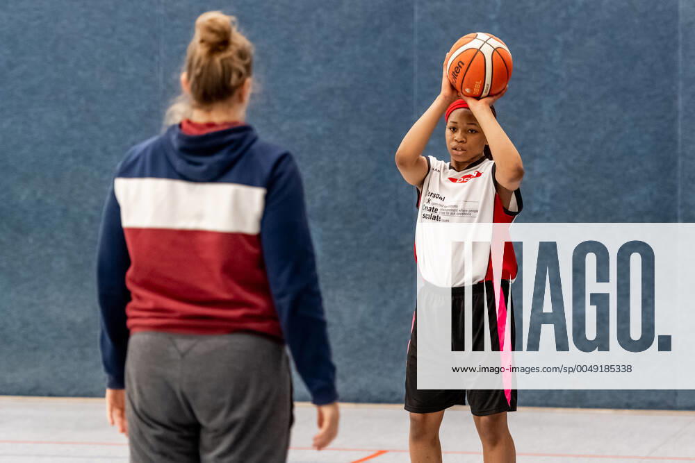 Klaudia Grudzien (23, GISA Lions SV Halle) hat auch eine Trainerlizenz und unterrichtet die Basketballtalente der 5. und 6. Klasse der Sportschule Basketball - 1. Bundesliga - ERDGAS Sportarena Halle (Saale) 12.11.2020 Foto: Holger John Sachsen-Anhalt Deutschland
