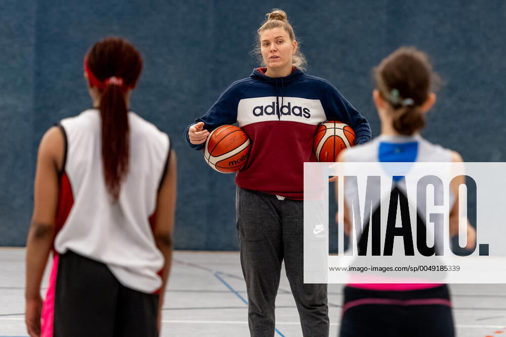 Klaudia Grudzien (23, GISA Lions SV Halle) hat auch eine Trainerlizenz und unterrichtet die Basketballtalente der 5. und 6. Klasse der Sportschule Basketball - 1. Bundesliga - ERDGAS Sportarena Halle (Saale) 12.11.2020 Foto: Holger John Sachsen-Anhalt Deutschland