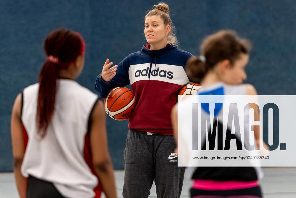 Klaudia Grudzien (23, GISA Lions SV Halle) hat auch eine Trainerlizenz und unterrichtet die Basketballtalente der 5. und 6. Klasse der Sportschule Basketball - 1. Bundesliga - ERDGAS Sportarena Halle (Saale) 12.11.2020 Foto: Holger John Sachsen-Anhalt Deutschland