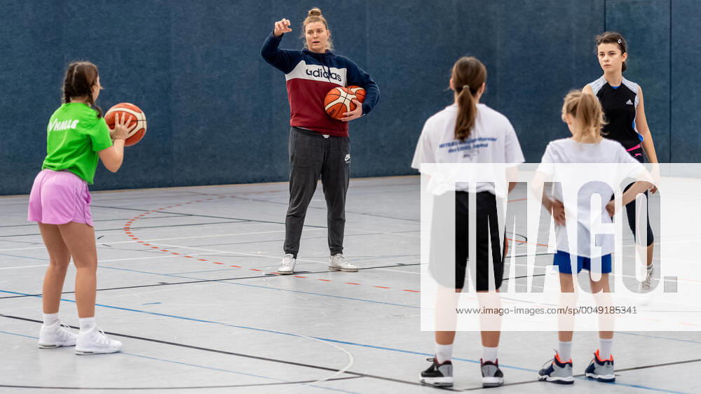 Klaudia Grudzien (23, GISA Lions SV Halle) hat auch eine Trainerlizenz und unterrichtet die Basketballtalente der 5. und 6. Klasse der Sportschule Basketball - 1. Bundesliga - ERDGAS Sportarena Halle (Saale) 12.11.2020 Foto: Holger John Sachsen-Anhalt Deutschland