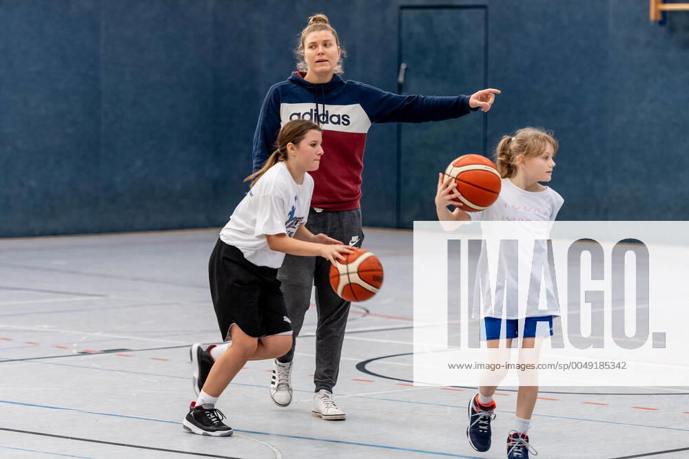 Klaudia Grudzien (23, GISA Lions SV Halle) hat auch eine Trainerlizenz und unterrichtet die Basketballtalente der 5. und 6. Klasse der Sportschule Basketball - 1. Bundesliga - ERDGAS Sportarena Halle (Saale) 12.11.2020 Foto: Holger John Sachsen-Anhalt Deutschland
