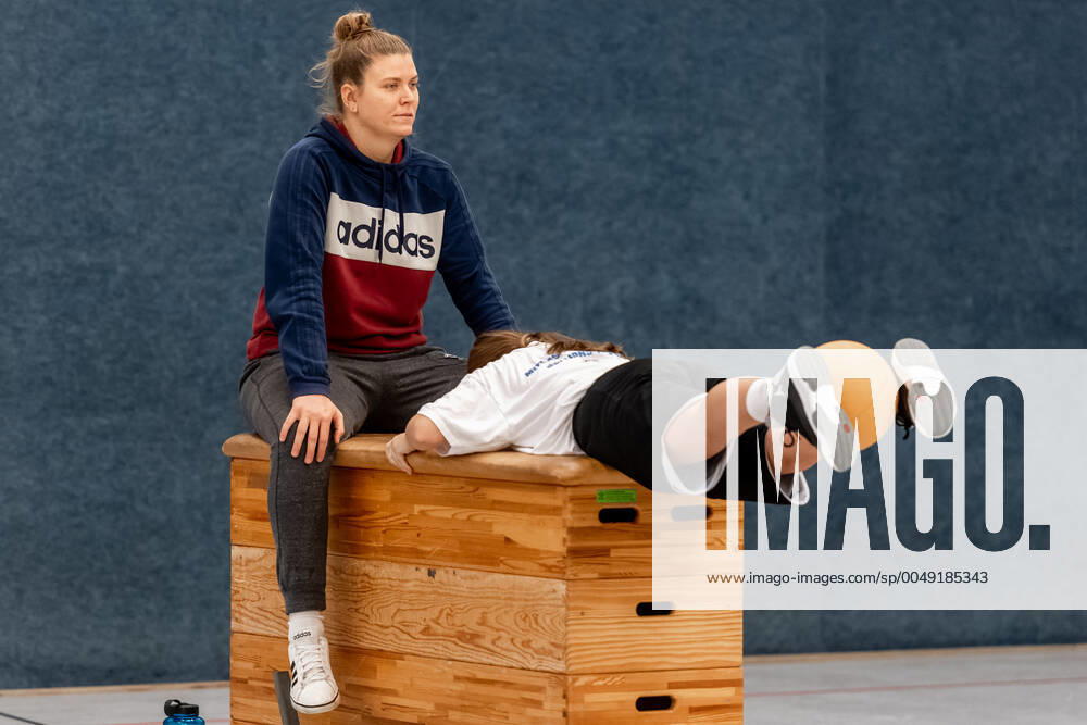Klaudia Grudzien (23, GISA Lions SV Halle) hat auch eine Trainerlizenz und unterrichtet die Basketballtalente der 5. und 6. Klasse der Sportschule Basketball - 1. Bundesliga - ERDGAS Sportarena Halle (Saale) 12.11.2020 Foto: Holger John Sachsen-Anhalt Deutschland