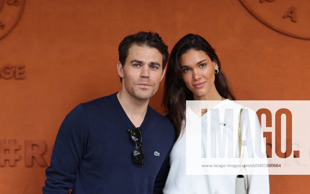 DJ Les cà là britàs au village lors des Internationaux de France de Roland Garros 2024 à Paris Paul Wesley et sa compagne Nathalie Kuckenburg Les cà là britàs au village lors des Internationaux de France de Roland Garros 2024 à Paris Le 28 mai 2024 Jacovides Moreau Bestimage People at the Village during the Roland Garros International Tennis Championships in Paris, France On May 28th, 2024 Paris France