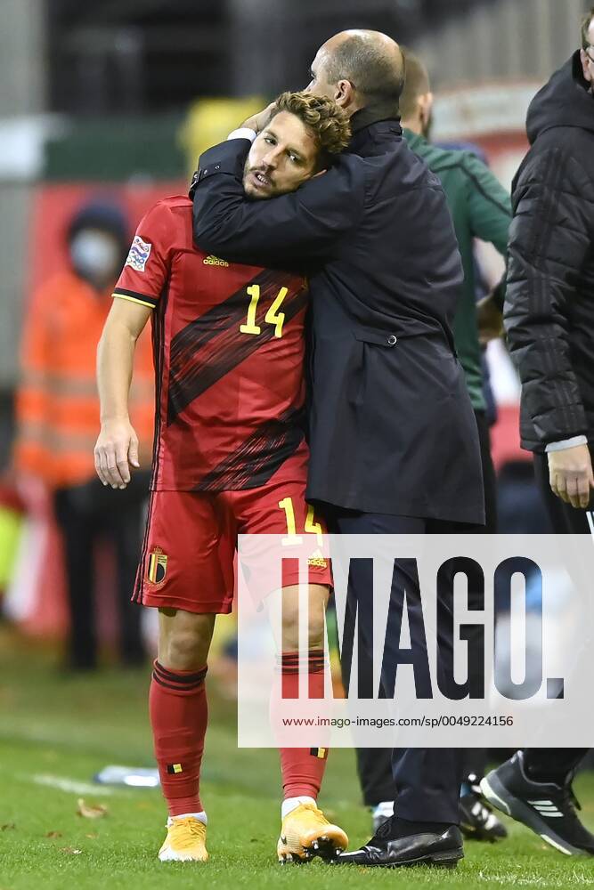 LEUVEN, BELGIUM - NOVEMBER 15 : Roberto Martinez head coach of Belgian Team comforts Dries Mertens forward of Belgium during the UEFA Nations League match group stage final tournament - League A - Group 2 between Belgium and England on November 15, 2020 in Leuven, Belgium, 15 11 2020 ( Photo by Nico Vereecken Photo News FOOTBALL : UEFA Nations League - League A - Group 2 - Belgique vs Angleterre - 15 11 2020 PHOTONEWS PANORAMIC