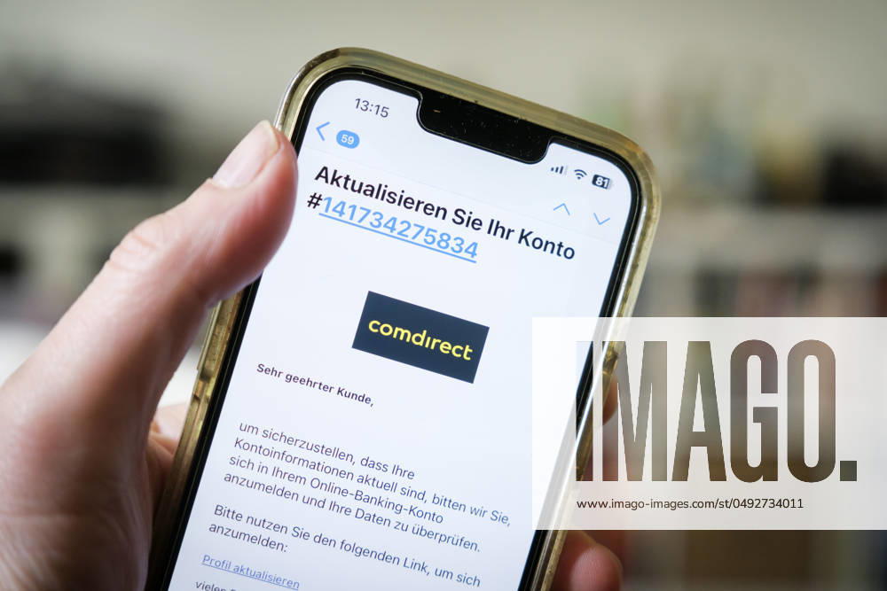 Betrügerische Phishing email auf einem Mobiltelefon, die dazu auffordert ein wichtiges Update für die Banksoftware von comdirect durchzuführen