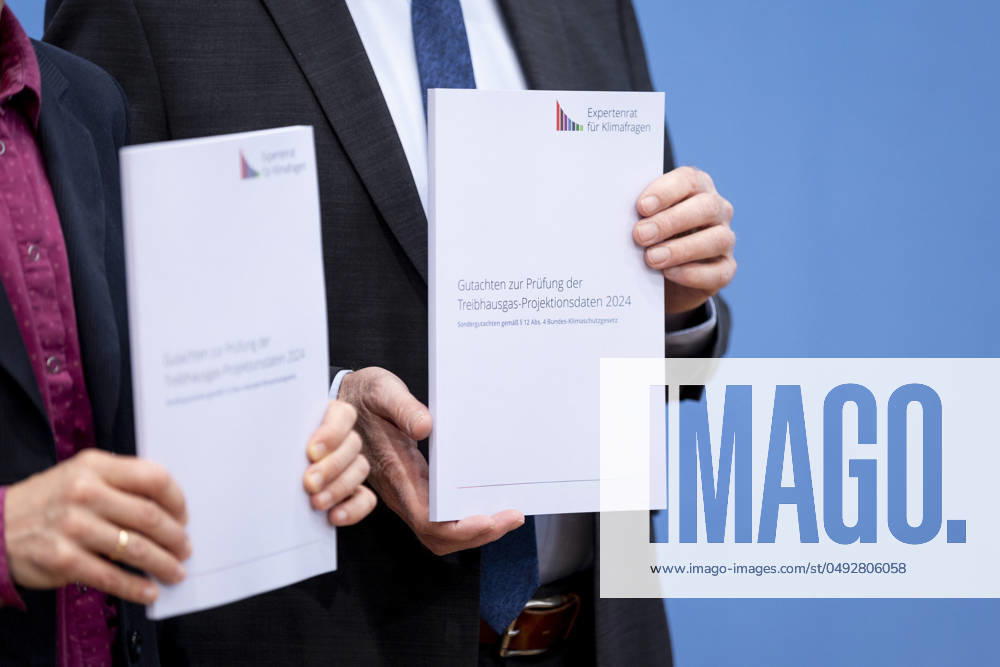 Prof. Dr. Hans-Martin Henning, Vorsitzender vom Expertenrat fâˆöºr Klimafragen (ERK) und Dr. Brigitte Knopf, Stellv. Vorsitzende vom Expertenrat fâˆöºr Klimafragen, aufgenommen im Rahmen der Pressekonferenz zum Sondergutachten zur Pruefung der Treibhausgas-Projektionsdaten 2024 im Haus der Bundespressekonferenz in Berlin, 03.06.2024. Berlin Deutschland