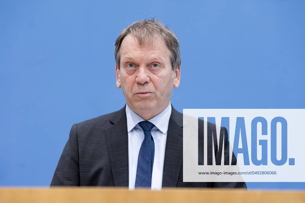 Prof. Dr. Hans-Martin Henning, Vorsitzender vom Expertenrat fâˆöÂºr Klimafragen (ERK), aufgenommen im Rahmen der Pressekonferenz zum Sondergutachten zur Pruefung der Treibhausgas-Projektionsdaten 2024 im Haus der Bundespressekonferenz in Berlin, 03.06.2024. Berlin Deutschland