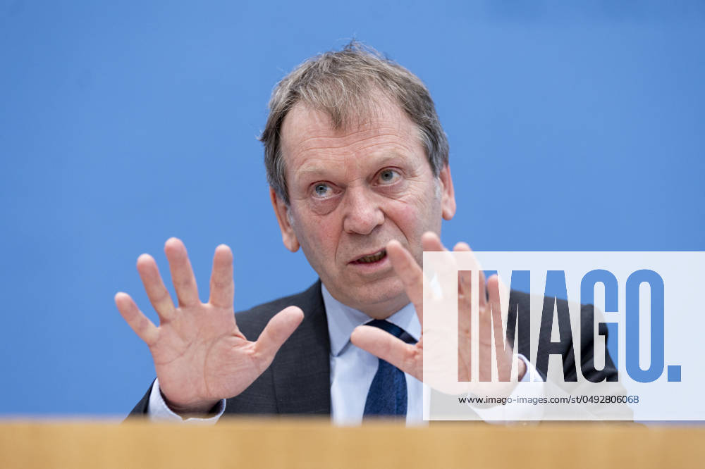 Prof. Dr. Hans-Martin Henning, Vorsitzender vom Expertenrat fâˆöºr Klimafragen (ERK), aufgenommen im Rahmen der Pressekonferenz zum Sondergutachten zur Pruefung der Treibhausgas-Projektionsdaten 2024 im Haus der Bundespressekonferenz in Berlin, 03.06.2024. Berlin Deutschland