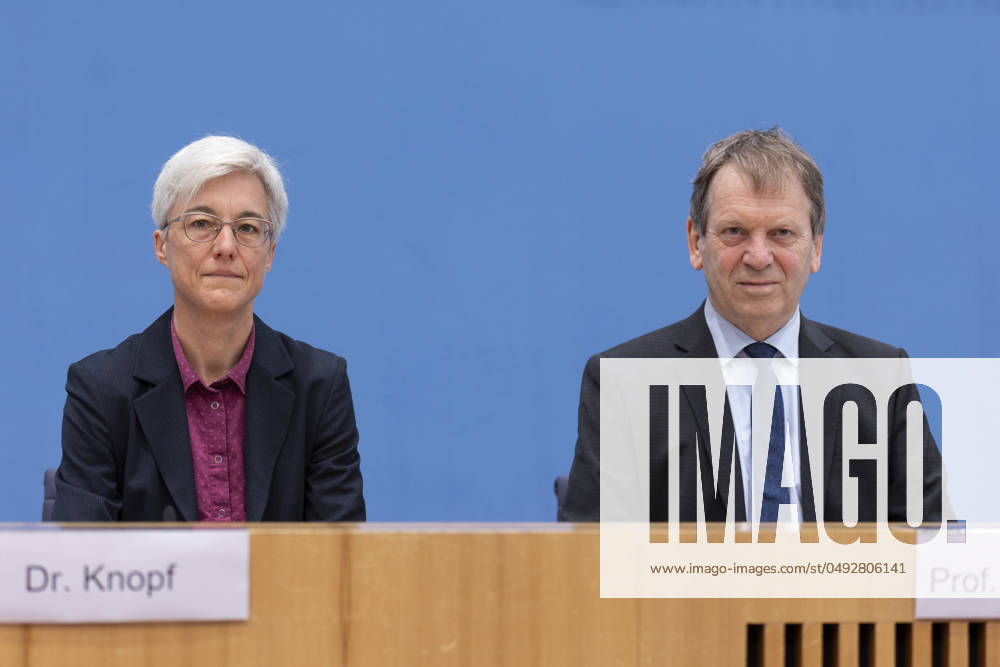 Prof. Dr. Hans-Martin Henning, Vorsitzender vom Expertenrat fâˆöºr Klimafragen (ERK) und Dr. Brigitte Knopf, Stellv. Vorsitzende vom Expertenrat fâˆöºr Klimafragen, aufgenommen im Rahmen der Pressekonferenz zum Sondergutachten zur Pruefung der Treibhausgas-Projektionsdaten 2024 im Haus der Bundespressekonferenz in Berlin, 03.06.2024. Berlin Deutschland