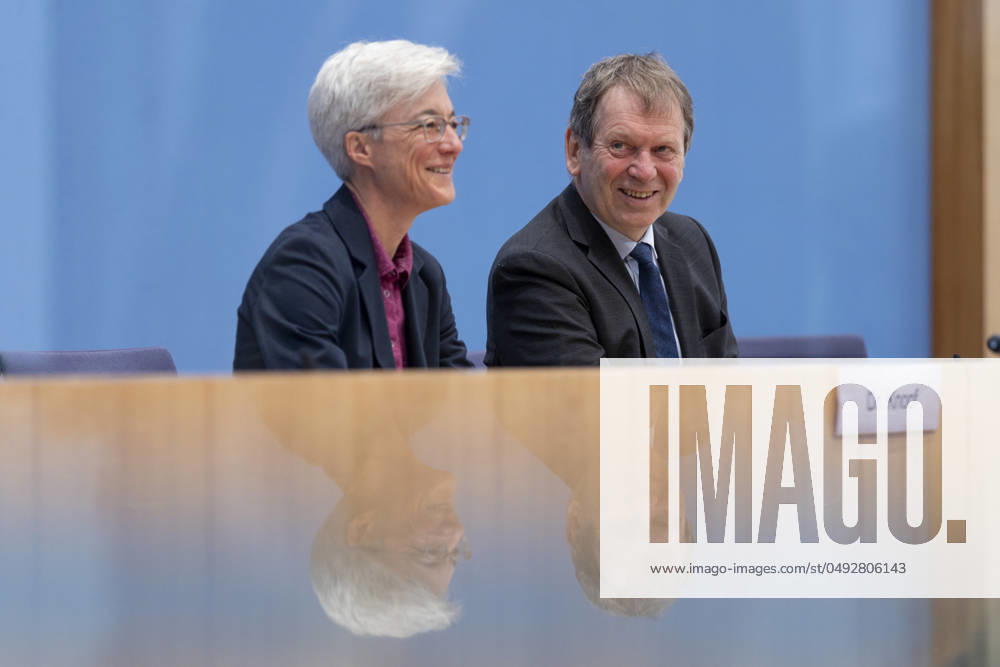 Prof. Dr. Hans-Martin Henning, Vorsitzender vom Expertenrat fâˆöºr Klimafragen (ERK) und Dr. Brigitte Knopf, Stellv. Vorsitzende vom Expertenrat fâˆöºr Klimafragen, aufgenommen im Rahmen der Pressekonferenz zum Sondergutachten zur Pruefung der Treibhausgas-Projektionsdaten 2024 im Haus der Bundespressekonferenz in Berlin, 03.06.2024. Berlin Deutschland