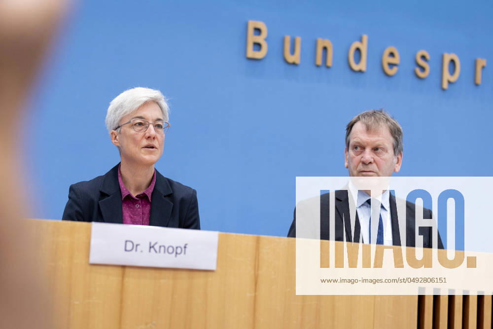 Prof. Dr. Hans-Martin Henning, Vorsitzender vom Expertenrat fâˆöºr Klimafragen (ERK) und Dr. Brigitte Knopf, Stellv. Vorsitzende vom Expertenrat fâˆöºr Klimafragen, aufgenommen im Rahmen der Pressekonferenz zum Sondergutachten zur Pruefung der Treibhausgas-Projektionsdaten 2024 im Haus der Bundespressekonferenz in Berlin, 03.06.2024. Berlin Deutschland