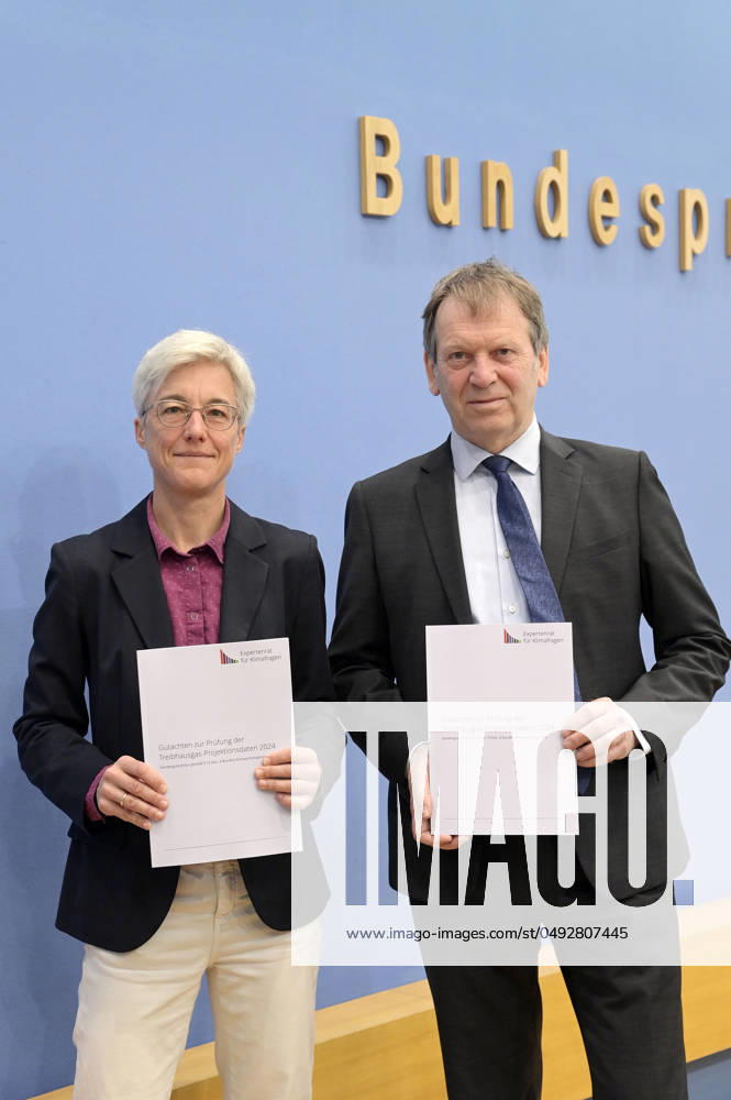 Brigitte Knopf und Hans-Martin Henning bei der Bundespressekonferenz Sondergutachten zur Prüfung der Treibhausgas-Projektionsdaten 2024 im Haus der Bundespressekonferenz. Berlin