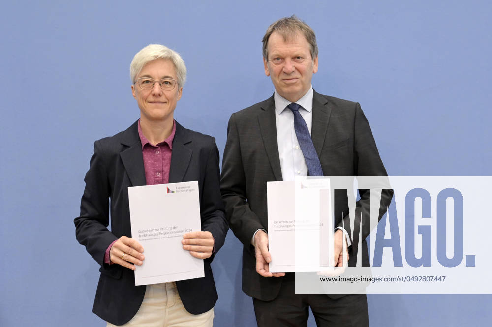 Brigitte Knopf und Hans-Martin Henning bei der Bundespressekonferenz Sondergutachten zur Prüfung der Treibhausgas-Projektionsdaten 2024 im Haus der Bundespressekonferenz. Berlin