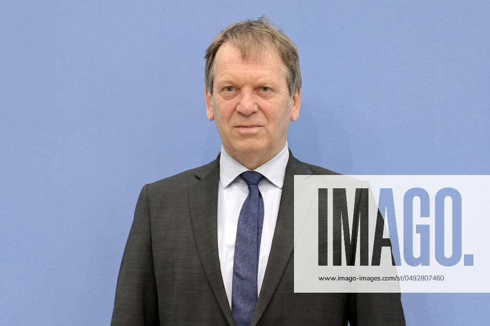 Hans-Martin Henning bei der Bundespressekonferenz Sondergutachten zur Prüfung der Treibhausgas-Projektionsdaten 2024 im Haus der Bundespressekonferenz. Berlin