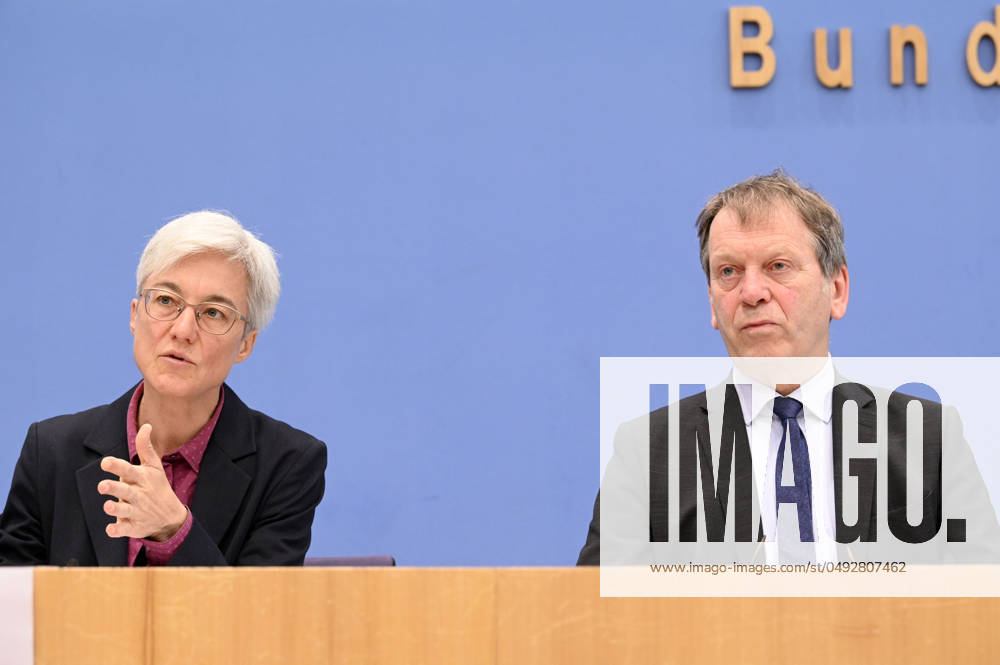 Brigitte Knopf und Hans-Martin Henning bei der Bundespressekonferenz Sondergutachten zur Prüfung der Treibhausgas-Projektionsdaten 2024 im Haus der Bundespressekonferenz. Berlin