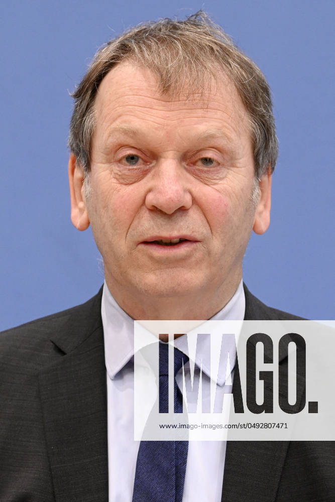 Hans-Martin Henning bei der Bundespressekonferenz Sondergutachten zur Prüfung der Treibhausgas-Projektionsdaten 2024 im Haus der Bundespressekonferenz. Berlin