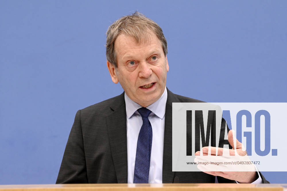 Hans-Martin Henning bei der Bundespressekonferenz Sondergutachten zur Prüfung der Treibhausgas-Projektionsdaten 2024 im Haus der Bundespressekonferenz. Berlin