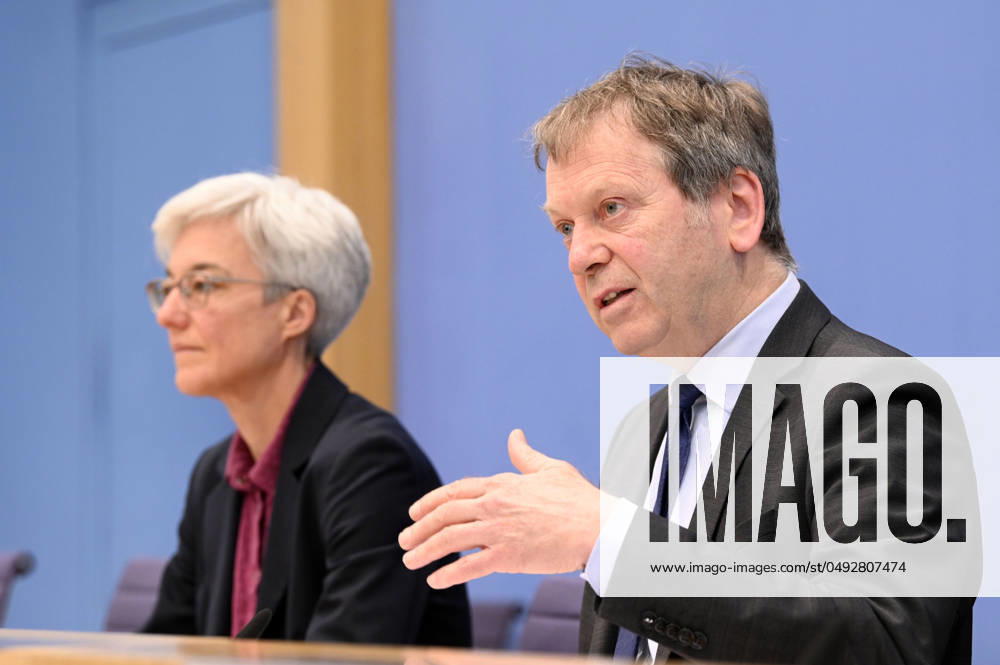 Brigitte Knopf und Hans-Martin Henning bei der Bundespressekonferenz Sondergutachten zur Prüfung der Treibhausgas-Projektionsdaten 2024 im Haus der Bundespressekonferenz. Berlin