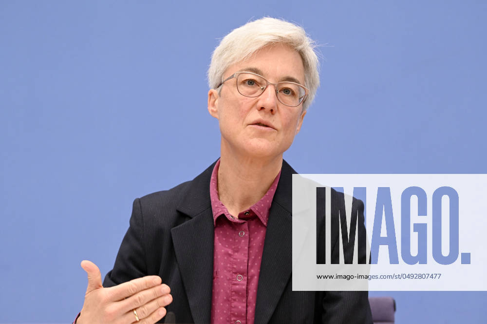 Brigitte Knopf bei der Bundespressekonferenz Sondergutachten zur Prüfung der Treibhausgas-Projektionsdaten 2024 im Haus der Bundespressekonferenz. Berlin