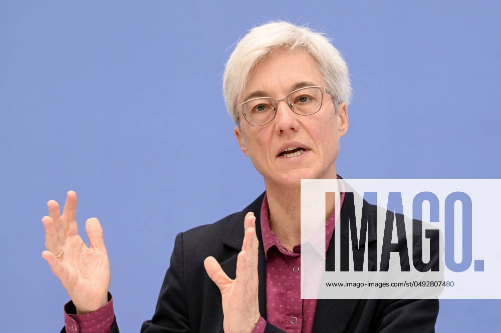 Brigitte Knopf bei der Bundespressekonferenz Sondergutachten zur Prüfung der Treibhausgas-Projektionsdaten 2024 im Haus der Bundespressekonferenz. Berlin